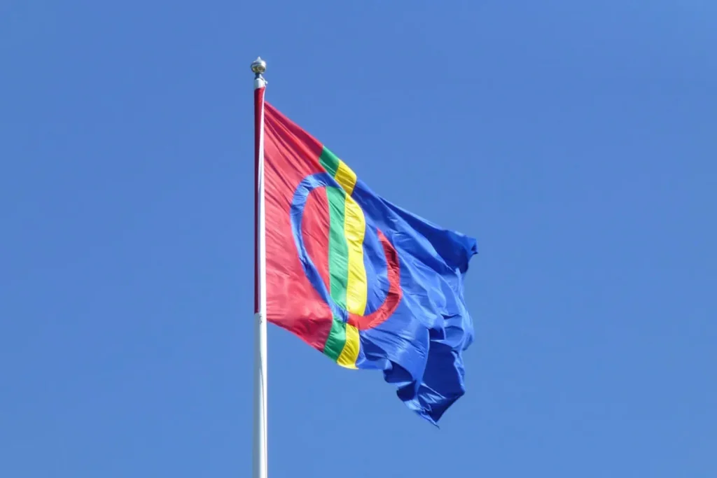 den samiska flaggan är hissad på den samiska nationaldagen